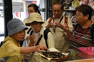 「品川巻」に手を伸ばす参加者