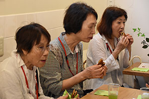 手焼きどら焼き「福かさね」を食べる参加者