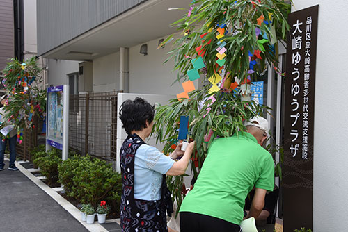 入口に笹飾りを設置