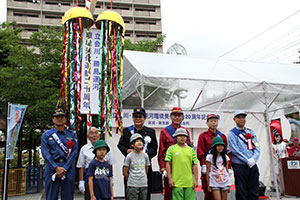 小学生も参加して くす玉開き