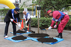 20回を記念して八重桜の植樹