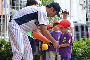 バットの持ち方を教える宮本さん