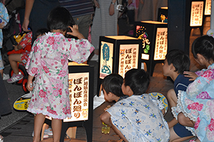 手作りぼんぼんを見る子供たち