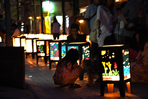 灯篭を写真に撮る女性