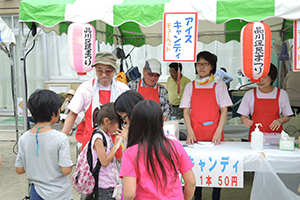 アイスキャンディーを食べる子どもたち