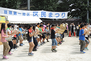 金管バンドの演奏