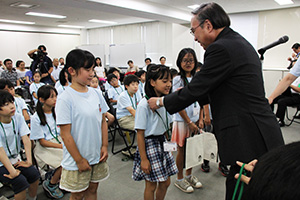 濱野区長から首に入隊証をかけてもらう隊員