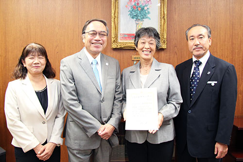 記念撮影　右から品川区推進委員会の佐々木副会長、飴本会長、濱野区長、井川副会長