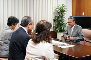 懇談する濱野区長ら