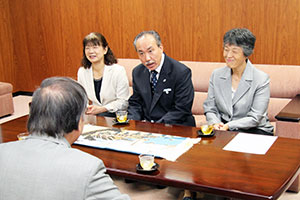 懇談する品川区スポーツ推進委員会の飴本会長、佐々木副会長、井川副会長ら
