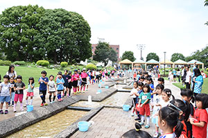 打ち水大作戦に集まった少女サッカー講座に参加した女子児童