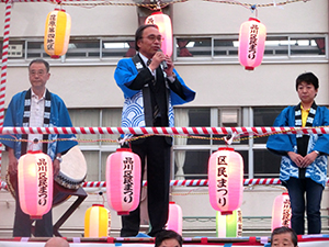 あいさつする濱野区長