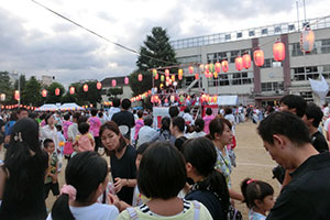 会場のにぎわう様子