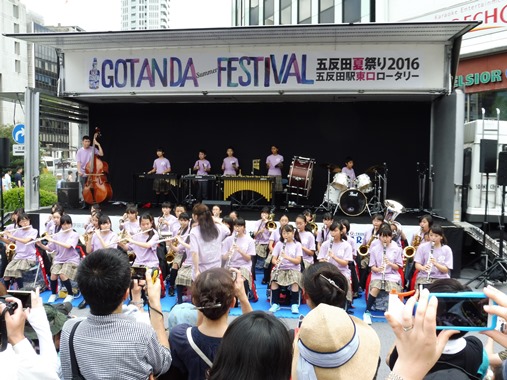 オープニングを飾った日野学園吹奏楽部の演奏