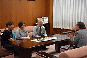 品川区トリム体操連盟と話す区長