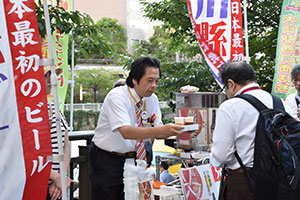 品川懸ビールを売る男性