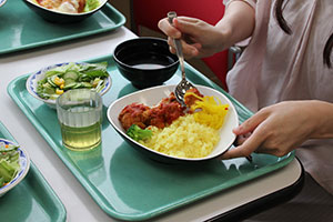 食事をする食堂利用者
