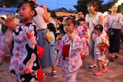 盆踊りを踊る女の子