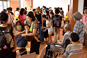 子どもたちの様子を見守る大人たち