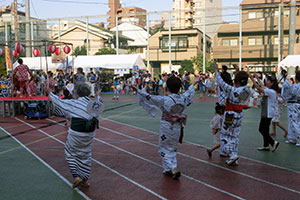 盛り上がる盆踊り