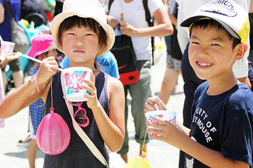 仲良くかき氷を食べる子ども達