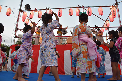 盆踊りに夢中の子ども