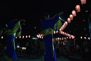 盆踊りを楽しむ参加者