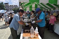 模擬店ブースで焼きそばをつくる様子