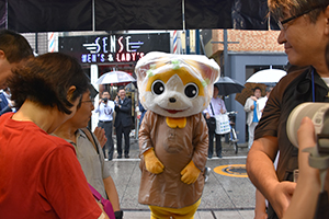 雨の中お祝いに駆け付けた戸越銀次郎