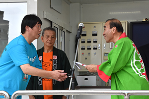 鈴木副市長に見舞金を手渡す神山町後藤町長