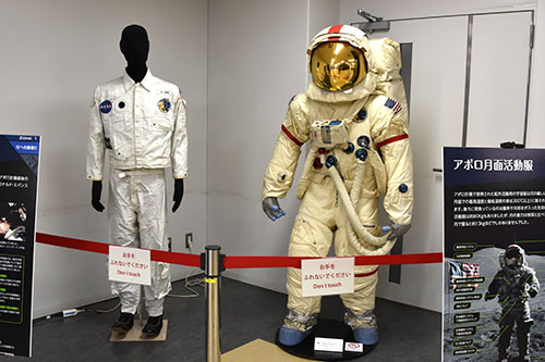 アポロ17号船内作業着と宇宙服のレプリカ
