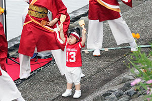 よさこい　楽器「鳴子」を持って演技に参加する子ども