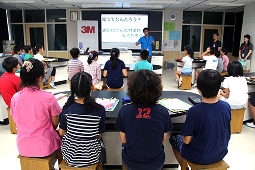 科学の楽しさを学ぶ「光りの科学」授業