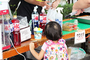 注文したかき氷を待つ子ども