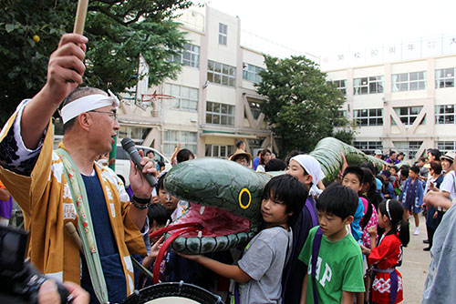 大原小学校を出発する大蛇みこし