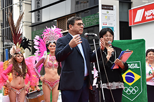 挨拶するブラジル総領事