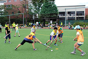 ゴールを取り合う両選手