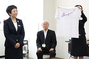 品川からのプレゼントのTシャツを披露