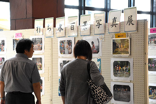 写真展の作品を見るご夫婦