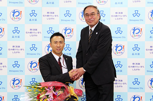 記念撮影　久保選手と濱野区長