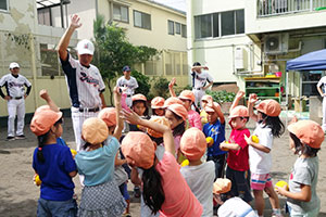 宮本さんからの質問に手をあげる子どもたち