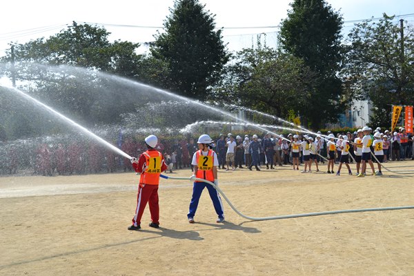 大崎高校、戸越小学校のミニポンプ隊による放水