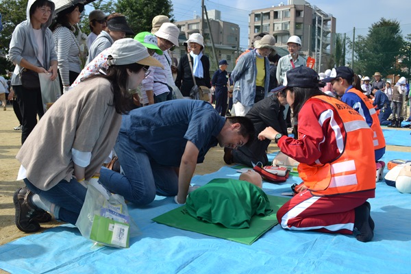 大崎高校の生徒が応急救護訓練のお手伝いをしてくれました