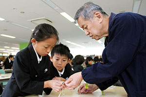 教える釼持さん