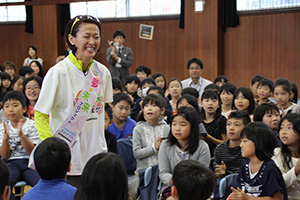 拍手の中、講演会場へ入場する有森さん