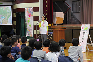 児童の前で講演する有森さん