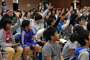 有森さんの講演を聞き入る児童