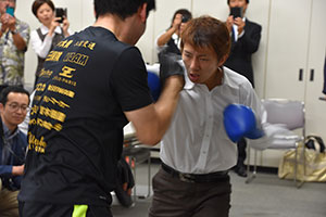 田口選手によるミット打ち