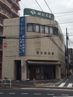 銀座花のれんの店先