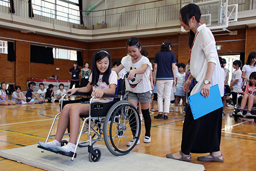 社会福祉協議会の講師による車いす体験